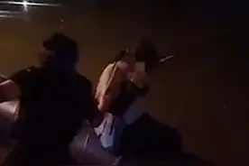 女孩坐在桥檐外欲轻生，获救后爸爸直接甩来一巴掌图片