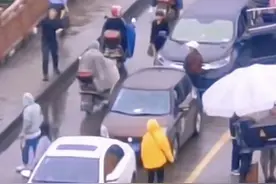 张国立剧组拍戏封路引争议！街道办称非全天封有摆渡车送行人图片