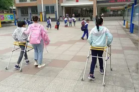 长沙一母亲陪读双胞胎脑瘫女儿3年，做教室外的守护神：“连妈妈都放弃了，孩子还有什么希望？”图片