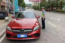 汽车也要戴口罩？看这位驾驶员的花式找罚！〡 一线微观图片