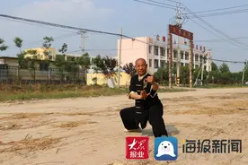 菏泽一六旬大爷考驾照连翻跟头爆红：为庆祝四个科目“一把过”图片