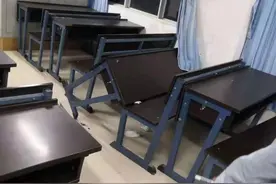 余震不断 云南大理大学师生市民操场打地铺“天冷风大睡不着，刷着手机等待好消息”图片