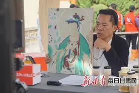 月牙泉边，敦煌好物直播获赞无数图片
