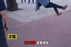 大爷大妈把头挂树上锻炼，为了颈椎好？专家：相当不靠谱图片