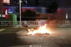 南宁街头一电动车自燃被烧毁，车主曾花6600元改装电池图片