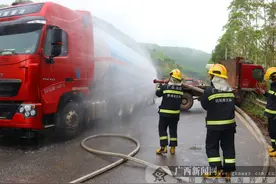 上思油罐车发生泄漏 公安、消防紧急处置图片