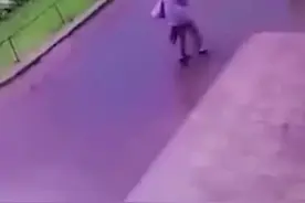 闪电击中无轨电车：瞬间巨大的火花四处飞溅，路人被吓得跳了起来