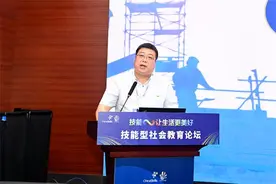 山东商业职业技术学院党委书记张志东在“技能型社会教育论坛”作主题报告图片