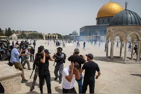 法新社摄影师被以色列警察殴打 事发时正报道巴以冲突图片