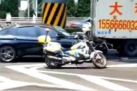 大连一轿车斑马线上撞飞多名行人，致4死3伤，目前司机已被抓获图片