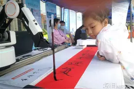 湖北科技周上，光谷造机器人秀书法写古诗，太牛了图片