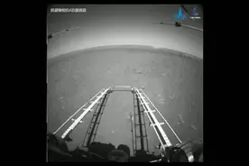 火星表面什么样？“祝融号”传回驶离过程影像图片