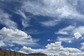 新疆阿合奇雷雨后天空放晴 云朵变化多样似美丽油画图片