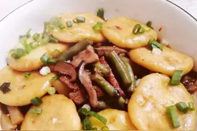 豆角土豆焖玉米面饼子图片