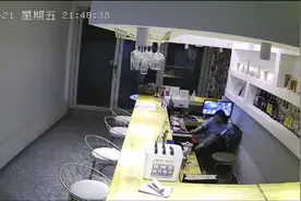 男友力！地震时女孩吓得躲进桌底，男友淡定将其抱起，网友：这男朋友靠谱图片