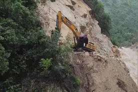 浙江丽水山体塌方形成堰塞湖 挖掘机排险时一度被困图片