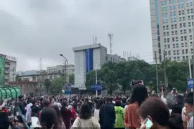 现场图集！长沙市民自发上街高喊“走好”，洒泪送别袁隆平图片