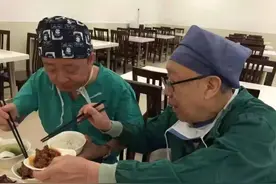 麻醉专家俞卫锋追忆恩师吴孟超：“侧”身吴门三十载，师恩春晖润我心图片