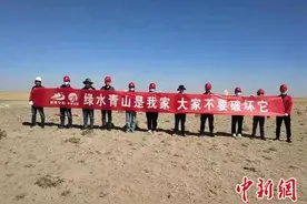 新疆首条沙漠高速公路：将成为沙漠中一条绿色走廊图片