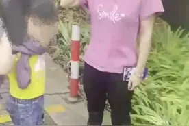 不买玩具孩子赖着不走，90后宝妈一气之下离开，回来找娃时发现出事了图片