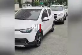 路边车频频被洗“泥水浴”，市民呼吁清洗路面“温柔点”图片