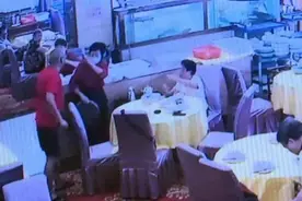 感觉自己被怠慢，男子用筷子戳破女服务员眼球图片