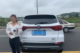 为过“科目二”，她找好友当陪练，结果双双被罚图片