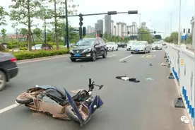 南宁一电动车疑似违章左转遭直行车碰撞，致3人重伤图片