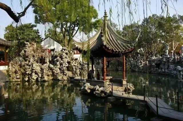江南园林,是中国古典园林的杰出代表,它以水景擅长,水石相映,构成园林