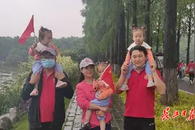 夫妻俩带着三胞胎女儿来徒步图片