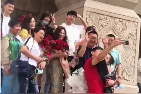 网友晒王彦霖艾佳妮领证现场 与亲友开心合影自拍图片