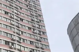 “砰砰砰！”她往楼下狂扔100多件东西图片