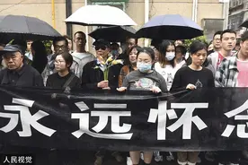“杂交水稻之父”袁隆平22日逝世 长沙市民雨中送别图片