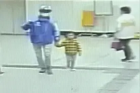 拽着衣服不松手！小女孩商场走失 拉住外卖小哥找妈妈图片