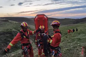 白银消防队员讲述搜救过程：选手穿着单薄，找到11人只1人幸存图片