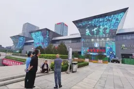 “玻璃樽”变身巨屏济南西站亮化升级图片