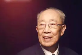 在吴孟超传记电影《我是医生》中，回望“拼全力背病人过河”的“肝胆英雄”图片