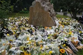 袁隆平曾经的同班同学到塑像前献花 鲜花已堆满草坪图片