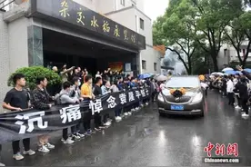 “大家都不愿等到明天才来送别袁老”图片
