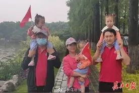 夫妻俩带着三胞胎女儿“一生平安”徒步，“负重前行”获得的幸福也比别人多几倍图片