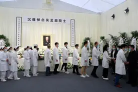 父亲带9岁儿子冒雨吊唁吴孟超：他这条命是医生给的图片