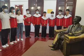 高中生写词纪念“袁爷爷”，武汉四中师生校友千言万语寄哀思图片