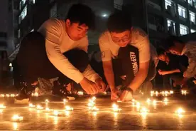 湖南衡阳：大学生点亮烛光送别袁隆平院士图片