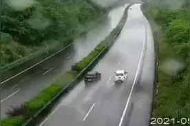 大雨上高速，小车超车失控撞护栏，幸好后车及时刹住图片