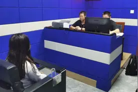 女子分饰两角，大号“网恋”小号假装“中介”进行诈骗图片