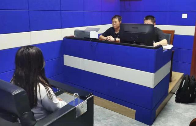 如何下载假装和平精英（女子分饰两角）