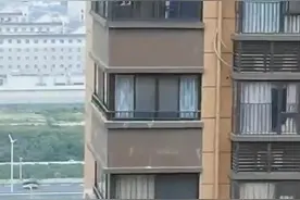 危险！南宁一小区“熊孩子”高楼爬窗帘“荡秋千”，对楼业主看得冒冷汗图片