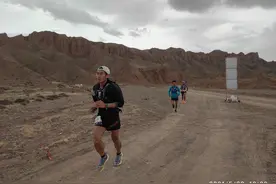 甘肃山地马拉松上届冠军梁晶的最后一条朋友圈：你看这山风多大图片