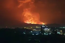 全球连线丨“火光四射，天空泛红，火山喷发后我们四处逃离”图片