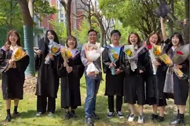 ​上海一大学班主任给毕业班全体同学送花：这是非常重大的时刻，希望你们永远幸福